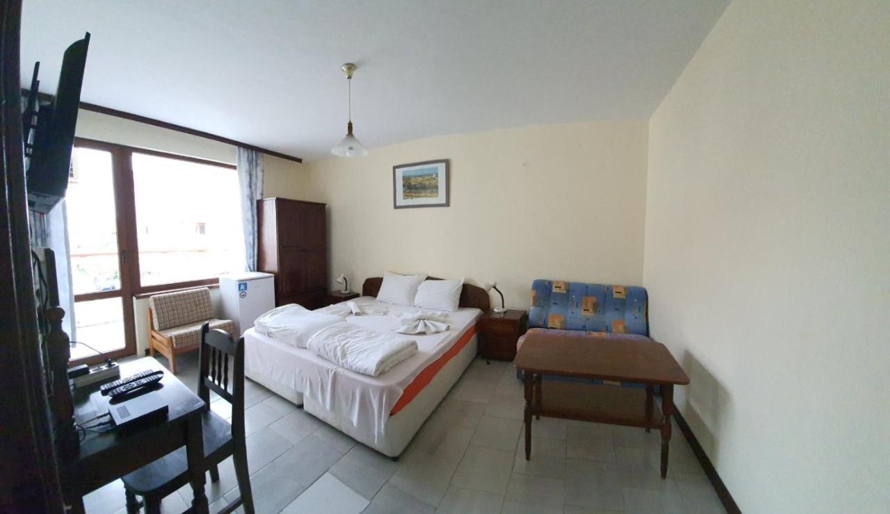 Lazur Hotel Равда Экстерьер фото