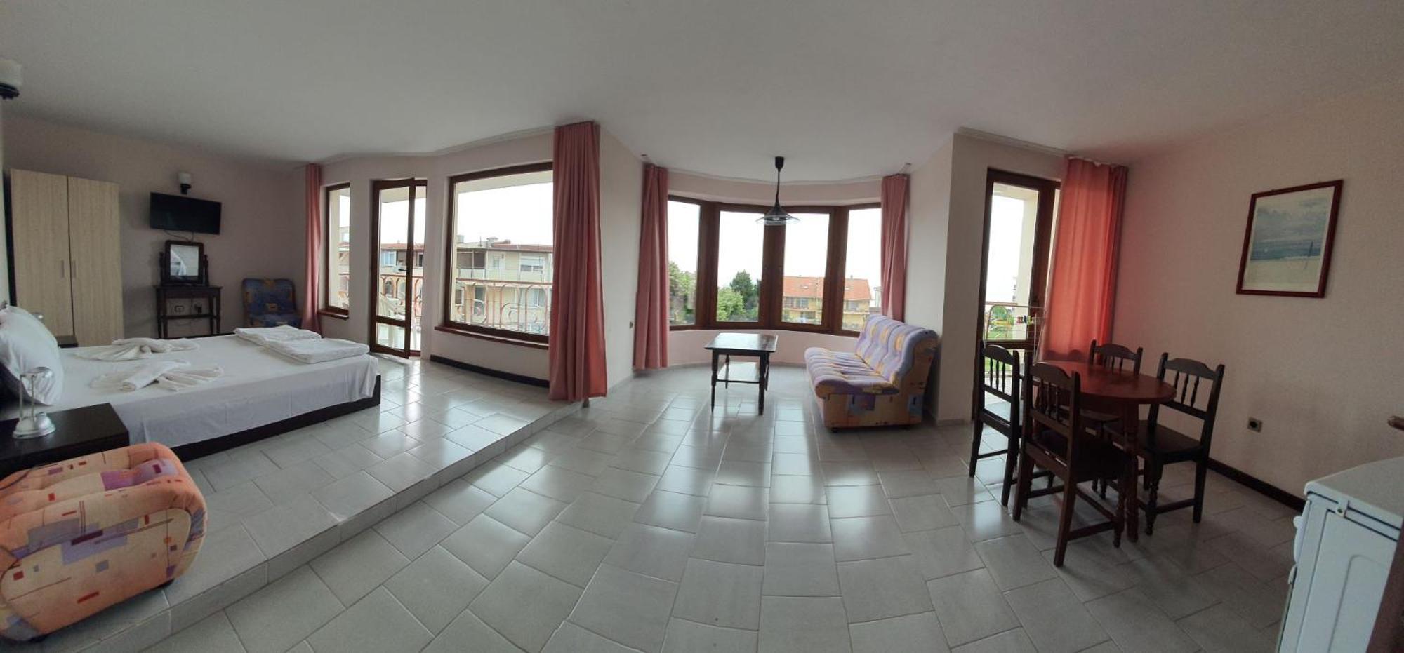 Lazur Hotel Равда Экстерьер фото