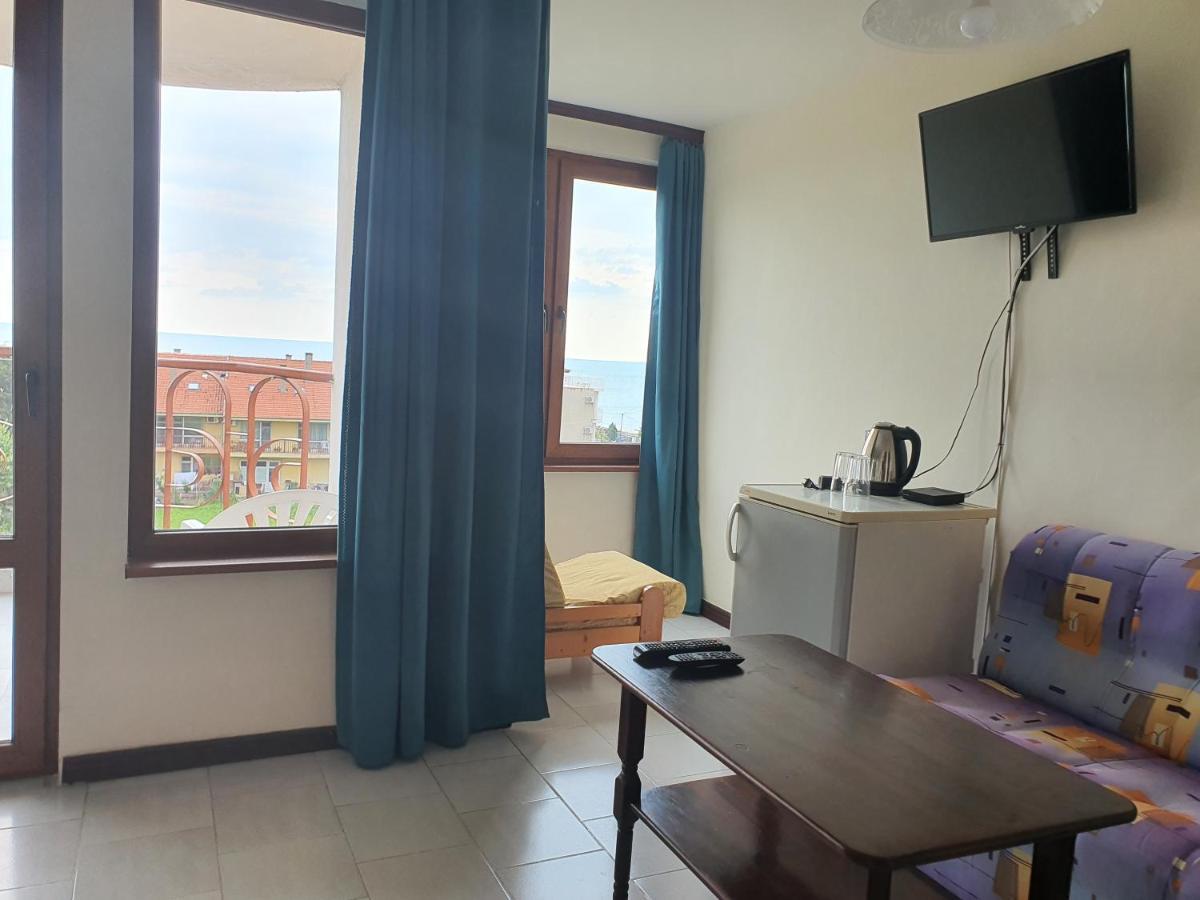 Lazur Hotel Равда Экстерьер фото