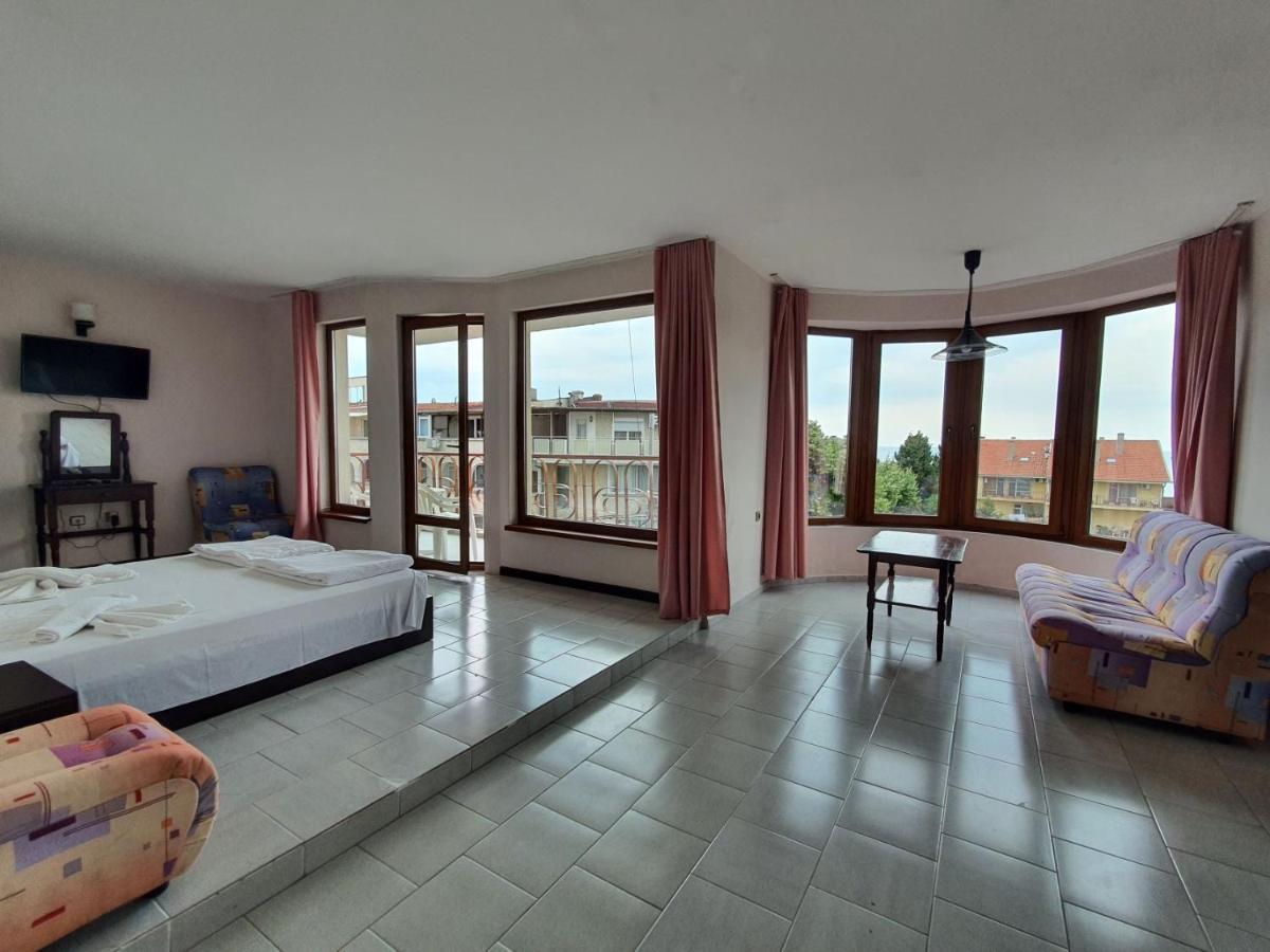 Lazur Hotel Равда Экстерьер фото
