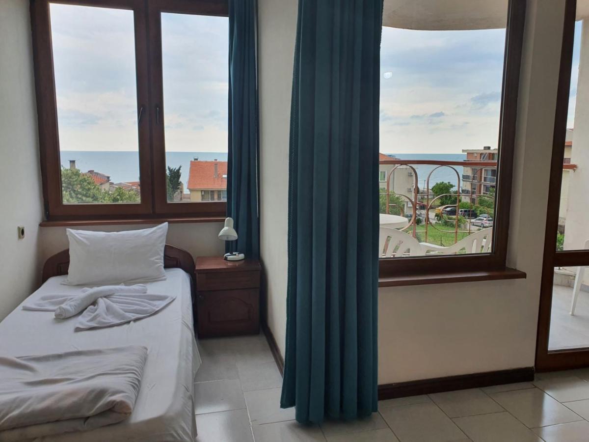 Lazur Hotel Равда Экстерьер фото